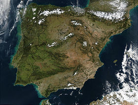 Península Son porciones de tierra rodeadas de agua por todas partes menos por una, llamado istmo.