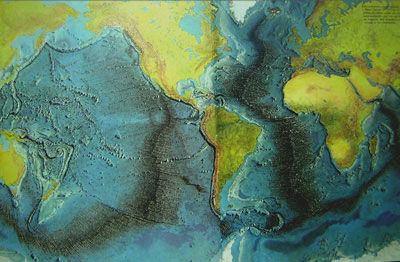Dorsales oceanicas Son grandes cordilleras sumergidas . Las cimas de las dorsales más elevadas sobresalen y forman islas.