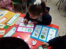 ACTIVIDADES DEL DÍA - 9:00am entrada al preescolar Se da la bienvenida con un canto “un saludo con alegría” https://www.youtube.com/watch...