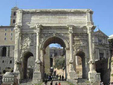 L'arco di Settimio Severo è un arco trionfale a tre fornici (con un passaggio centrale affiancato da due passaggi laterali più piccoli), ...