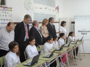 PRIMER TIPO DE MODELO DE EQUIPAMIENTO Es donde cada alumno trabaja con su computadora de manera individual. Una de las ventajas más desta...