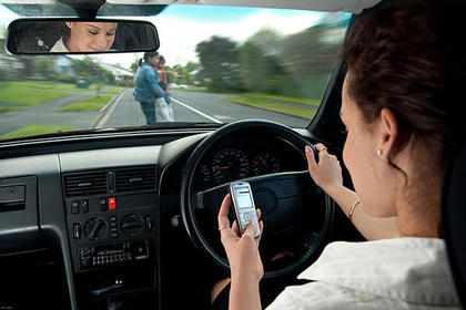 (il)legal It is illegal to use a mobile phone while driving.