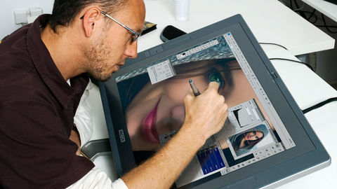 Clases de arte digital Op-art: También conocido como ‘optical art’, se trata de una tendencia inspirada en los 60’s, en que las figuras d...