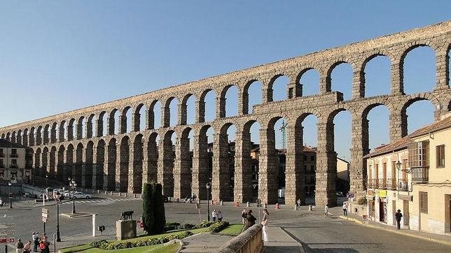 Acueductos: para proporcionar agua a las ciudades y lugares industriales en su imperio