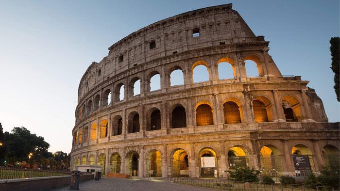 Origen historico de roma :Los estruscos impusieron su dominio en la region,comvirtiendo aldeas en una verdadera ciudad