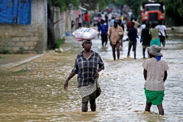 Con cerca de 8 mil desplazados y soportando intensas precipitaciones República Dominicana declaró la alerta roja en dos importantes provi...