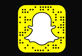 Snapchat °Contiene una biblioteca más amplia de filtros, incluso sticker de velocidad, el de localización es personalizado según el lugar...