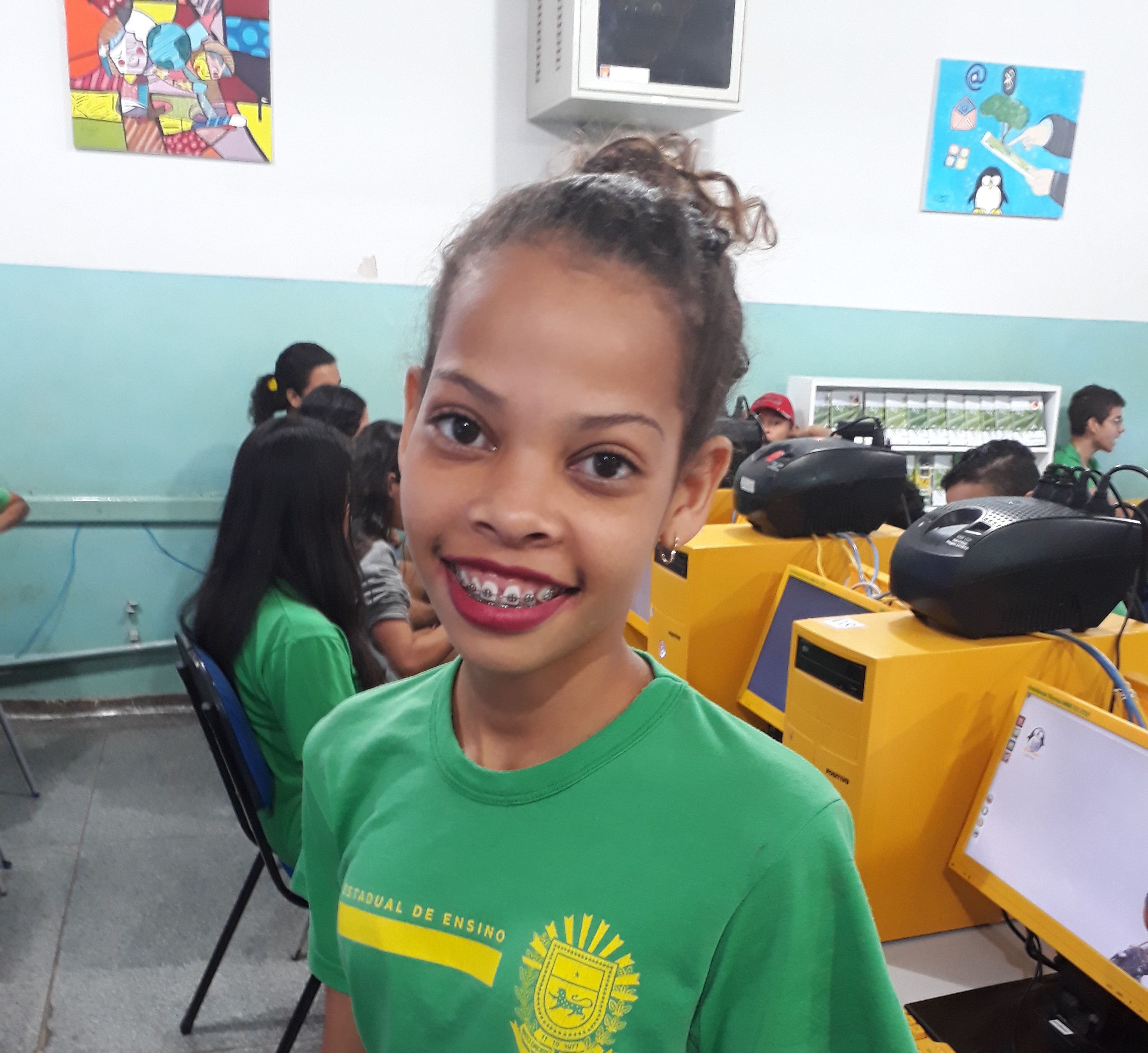 Eu sou pequena ,tenho cabelo cacheado,olhos castanho claros , uso aparelho e adoro usar batom extravagante . Quem sou eu?