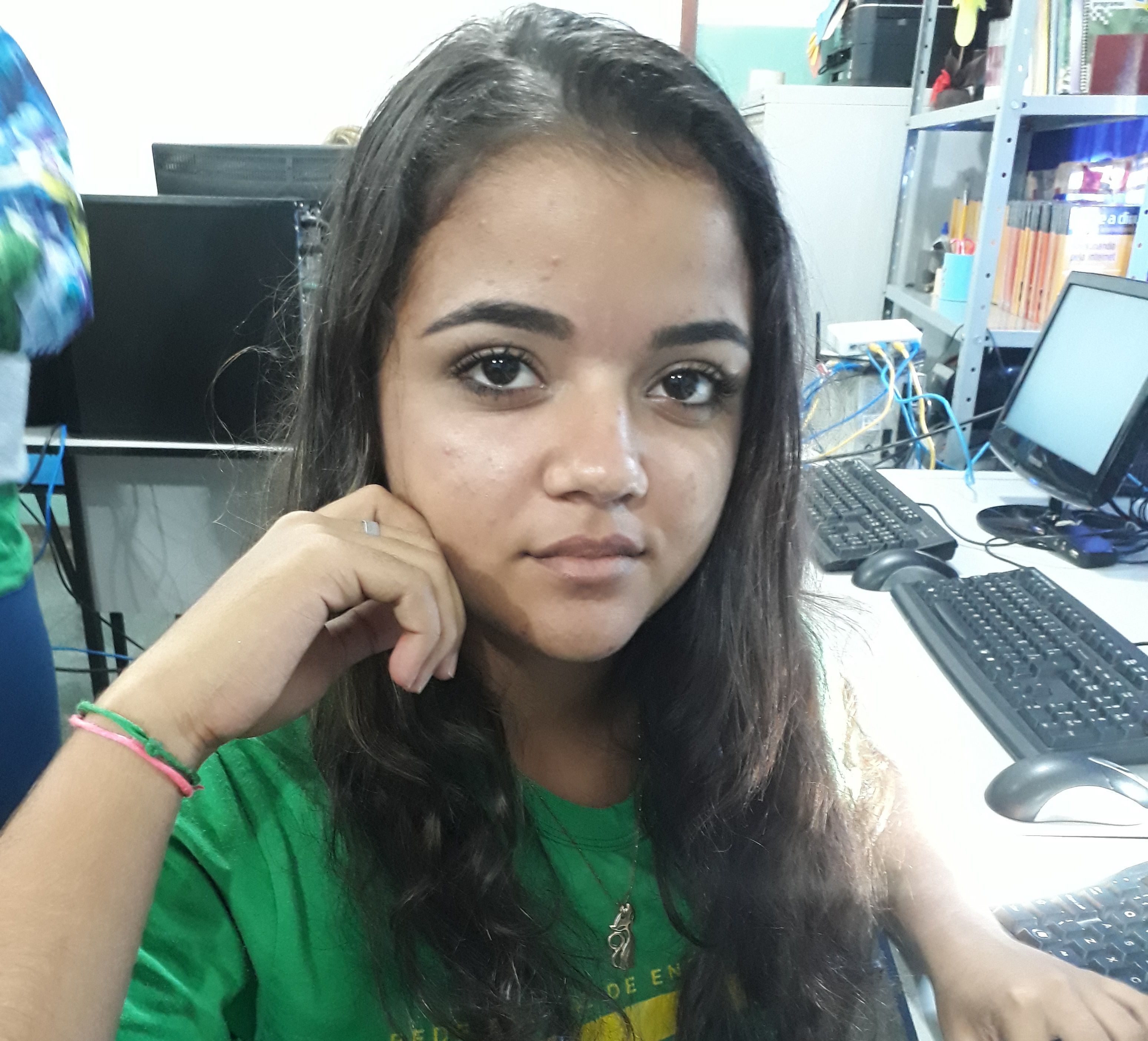 Bom, eu sou uma menina, morena, baixinha, doidinha, não sou de falar alto, meio quieta e sou luanete...