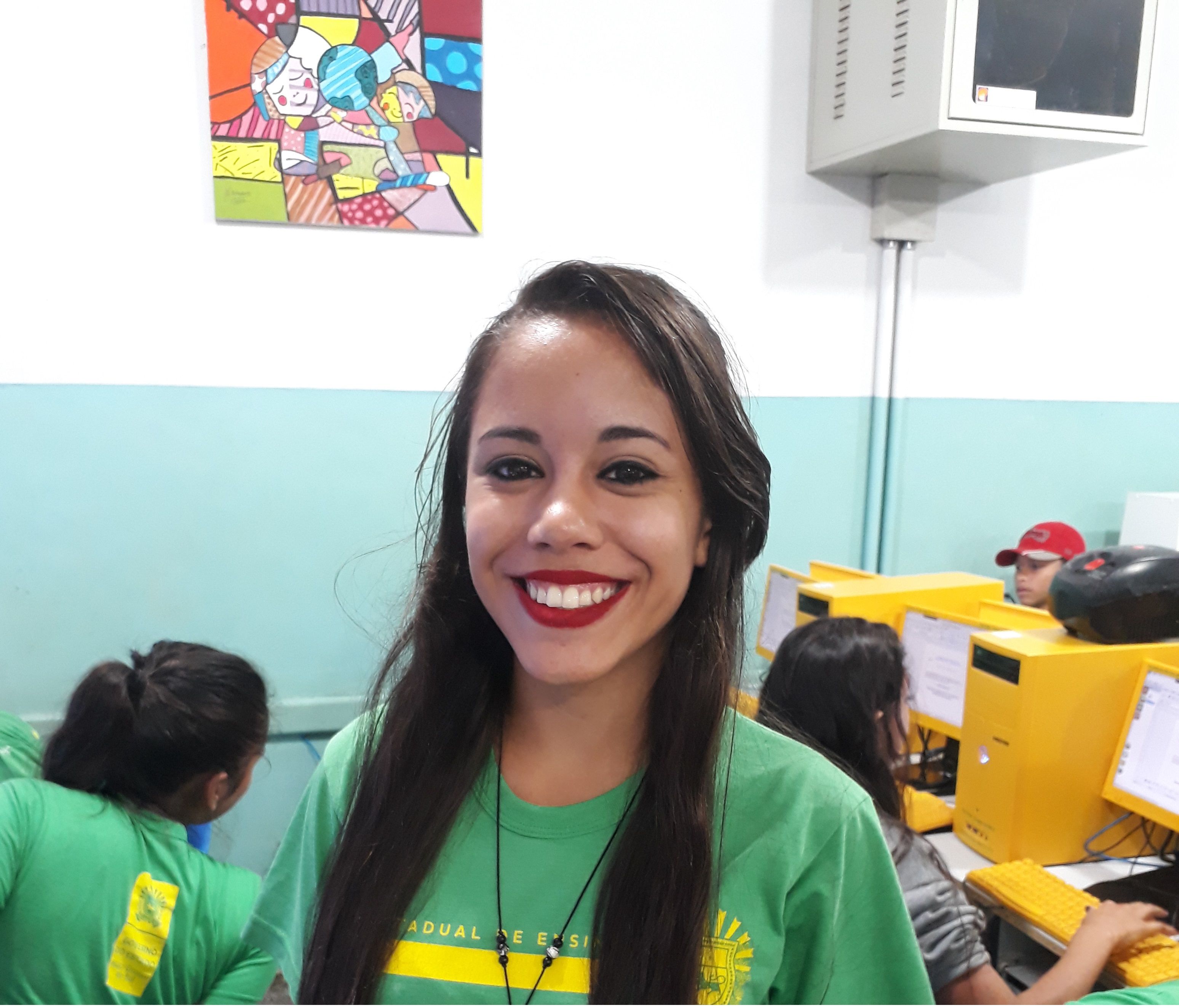 Eu sou parda , tenho 14 anos , meu cabelo é castanho claro e comprido , sou baixinha e doida , amo comer , as vezes rindo pareço uma foca...