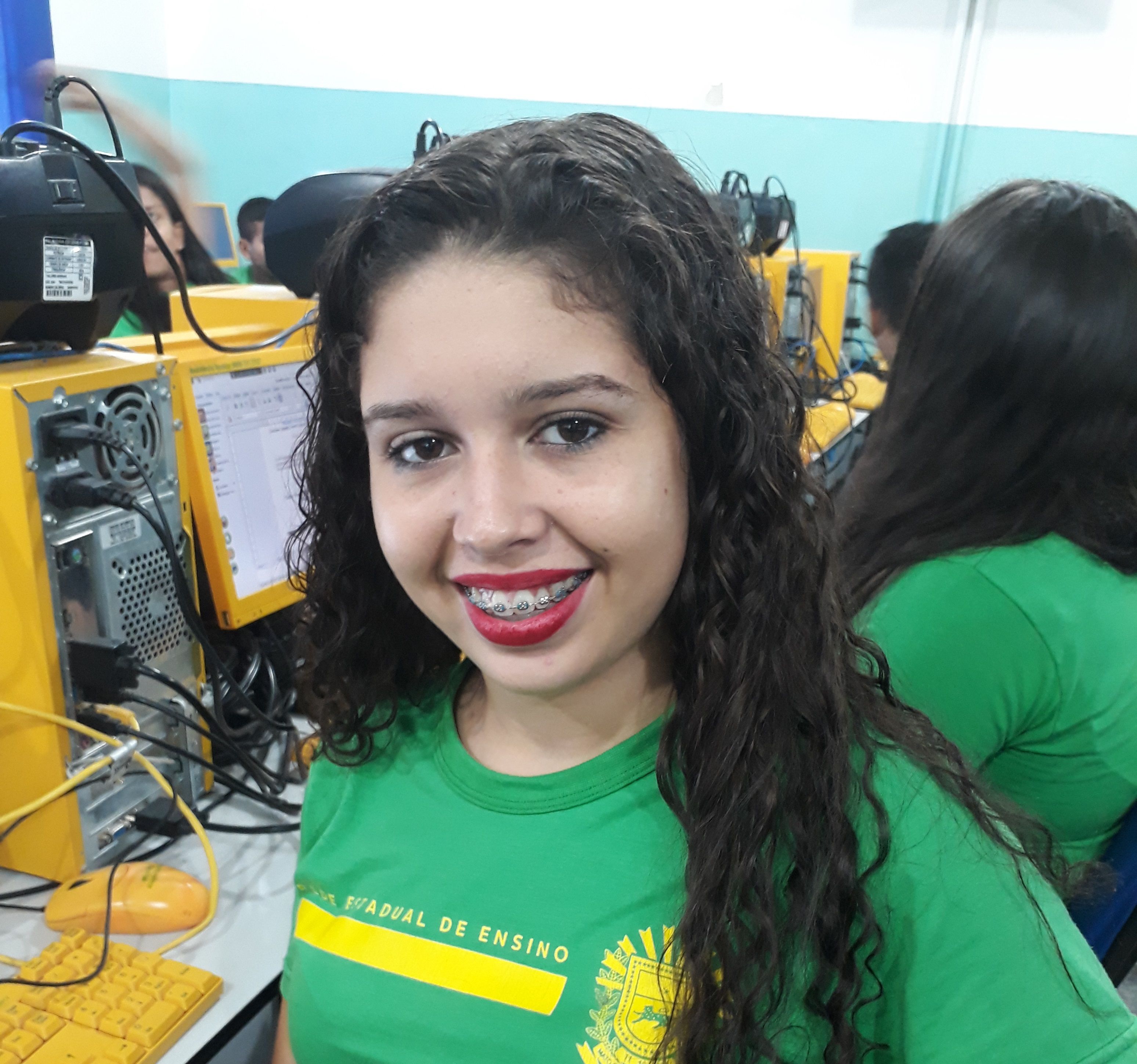 Sou uma menina de cabelo cacheado tenho 15 anos e tenho olhos castanho claro. E gosto de matemática.