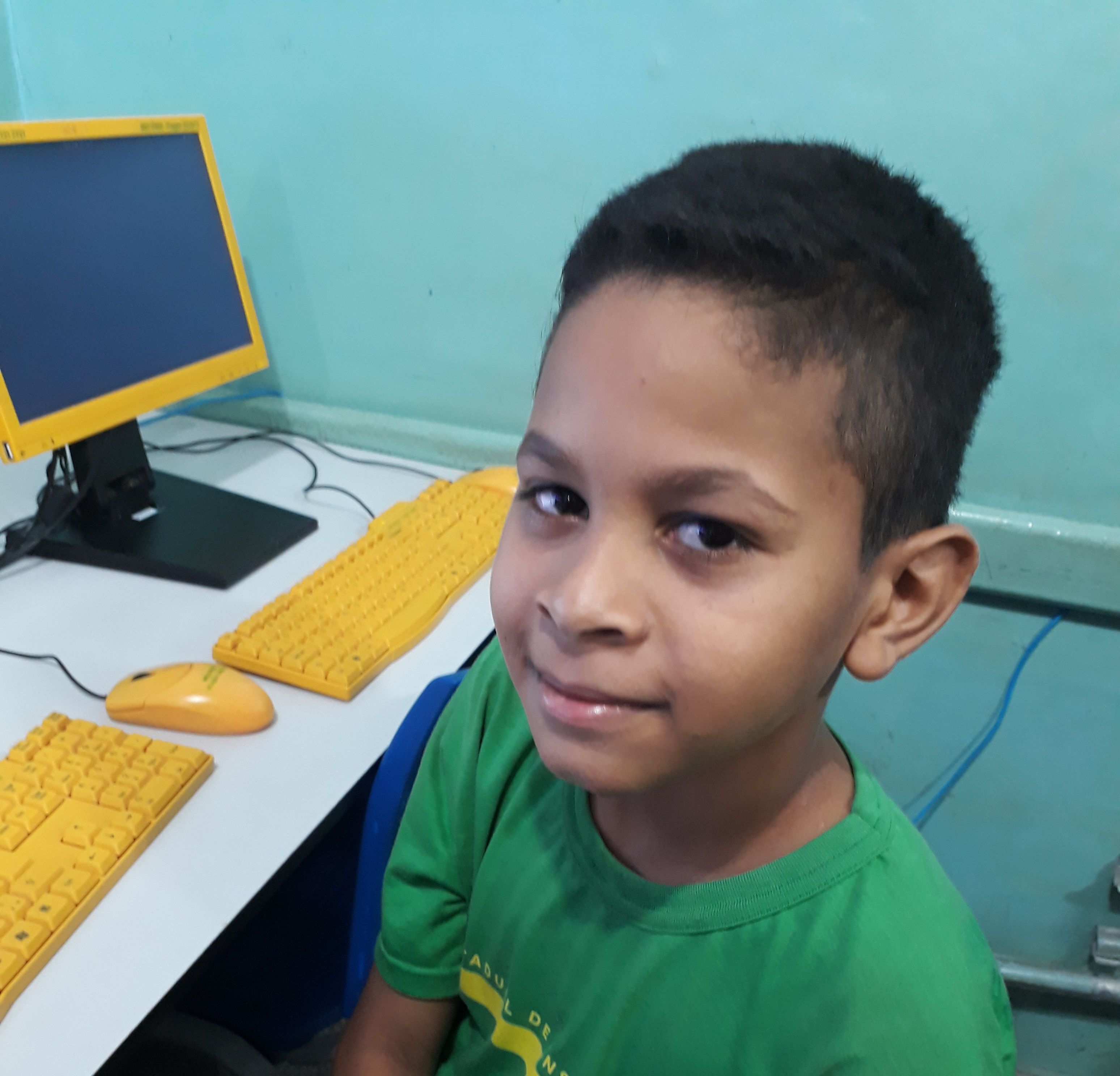 Tenho 13 anos, sou moreno, tenho os olhos pretos, sou bonito, o nariz grande sou legal humilde sou pobre e inteligente e sou flameguista,...