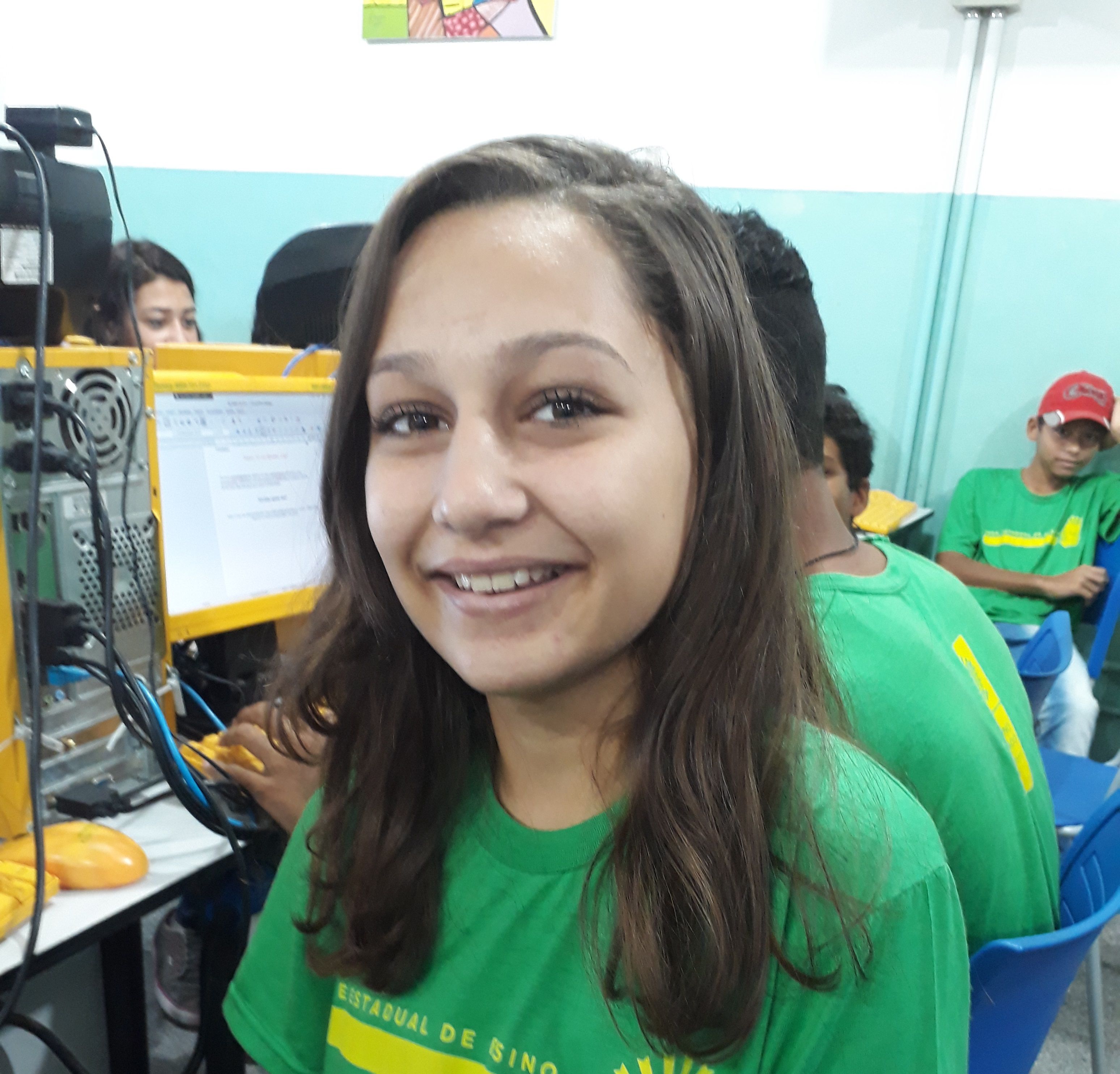 Tenho 14 anos , olhos castanhos , cabelo castanho claro , sou baixa .