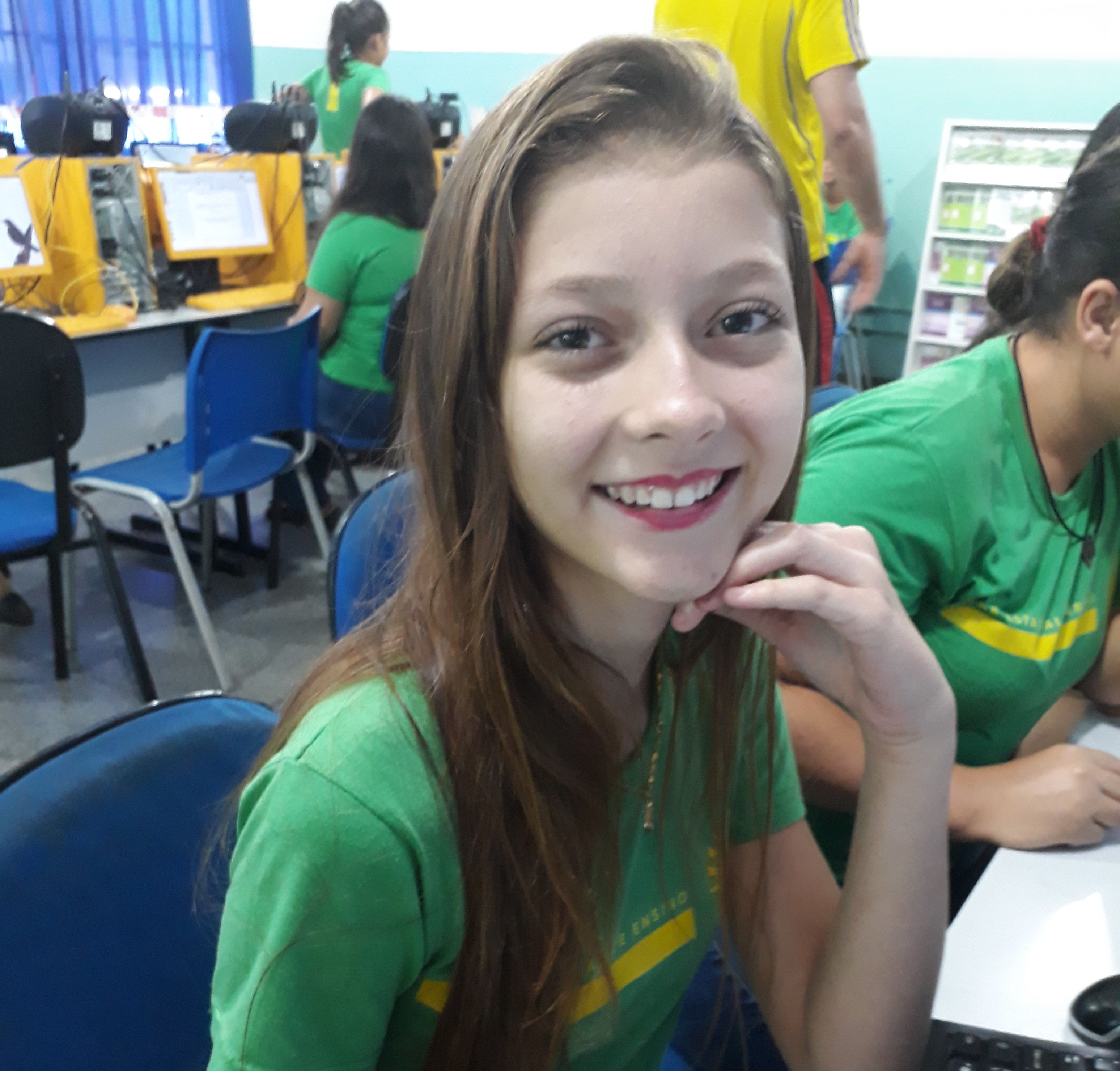 Minha altura 1,54 ,sou magra,tenho cabelo liso loiro,sou branca,olhos claros,uso de vez em quando batom nude,ou rosa..