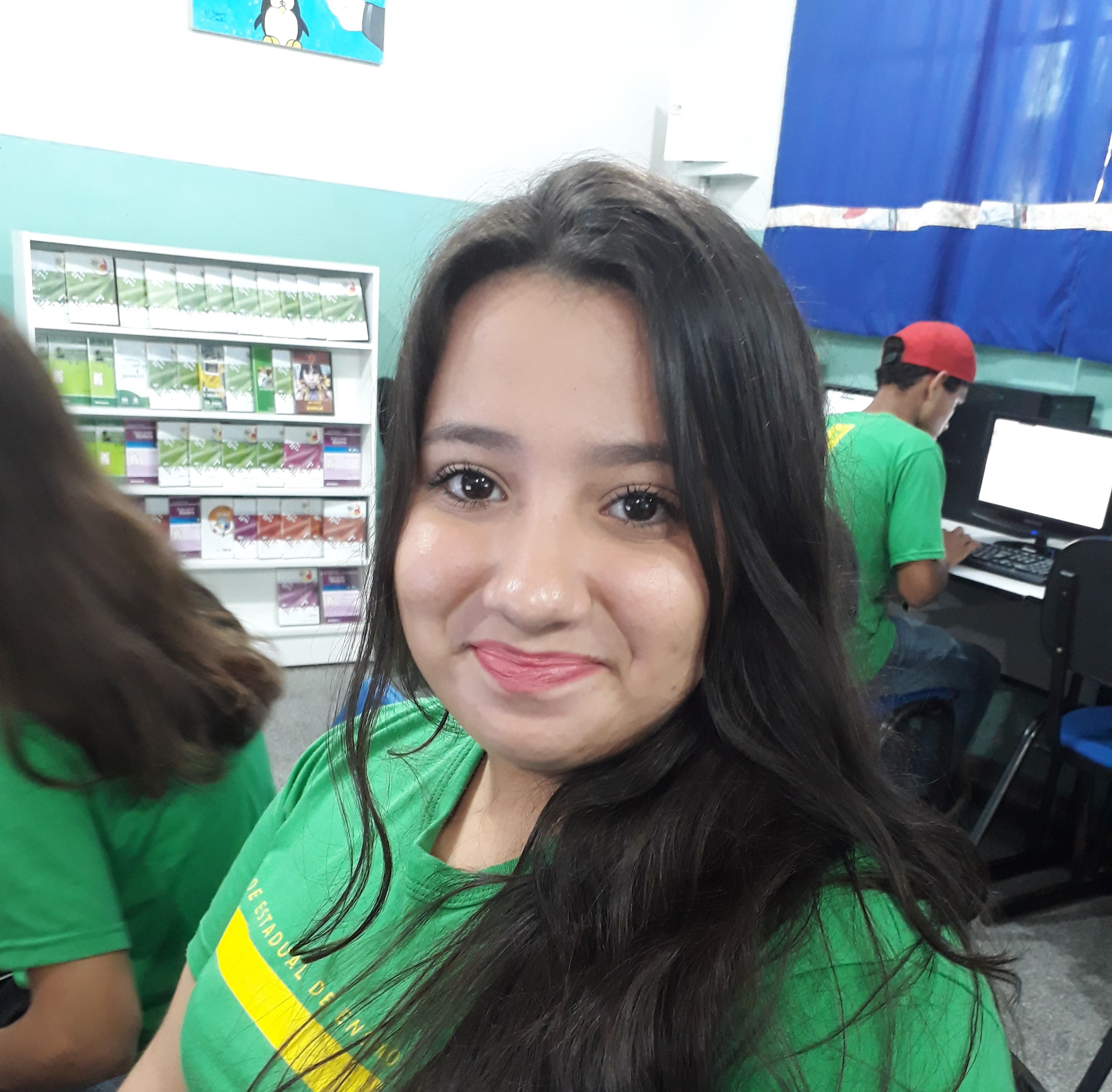 Tenho 14 anos, cabelos longos castanhos e ondulados, baixa (bem baixa), olhos castanho escuro.