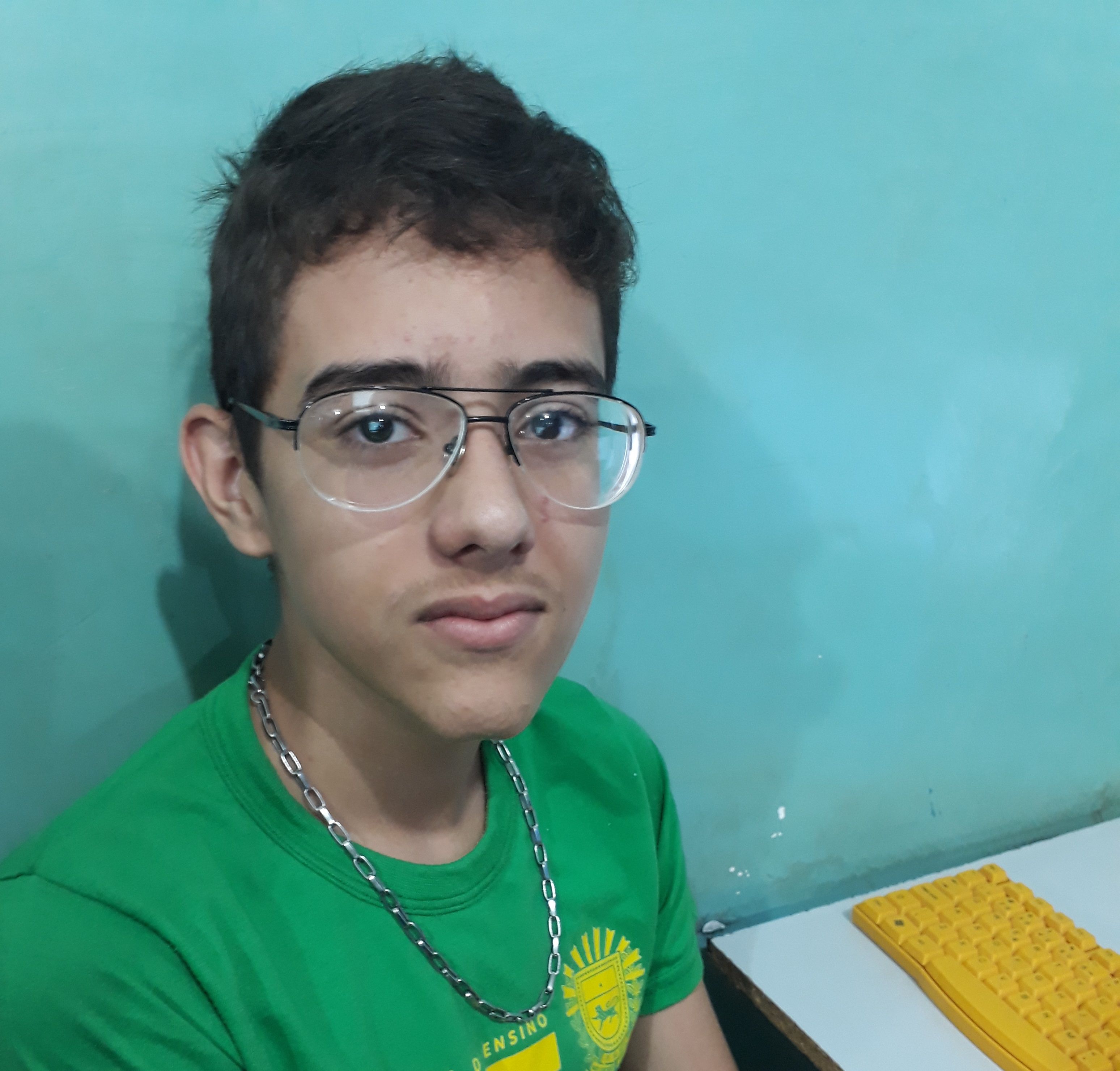 Único que usa óculos, sou ótimo desenhista, sou alto, gosto da cor vermelha e sou bagunceiro