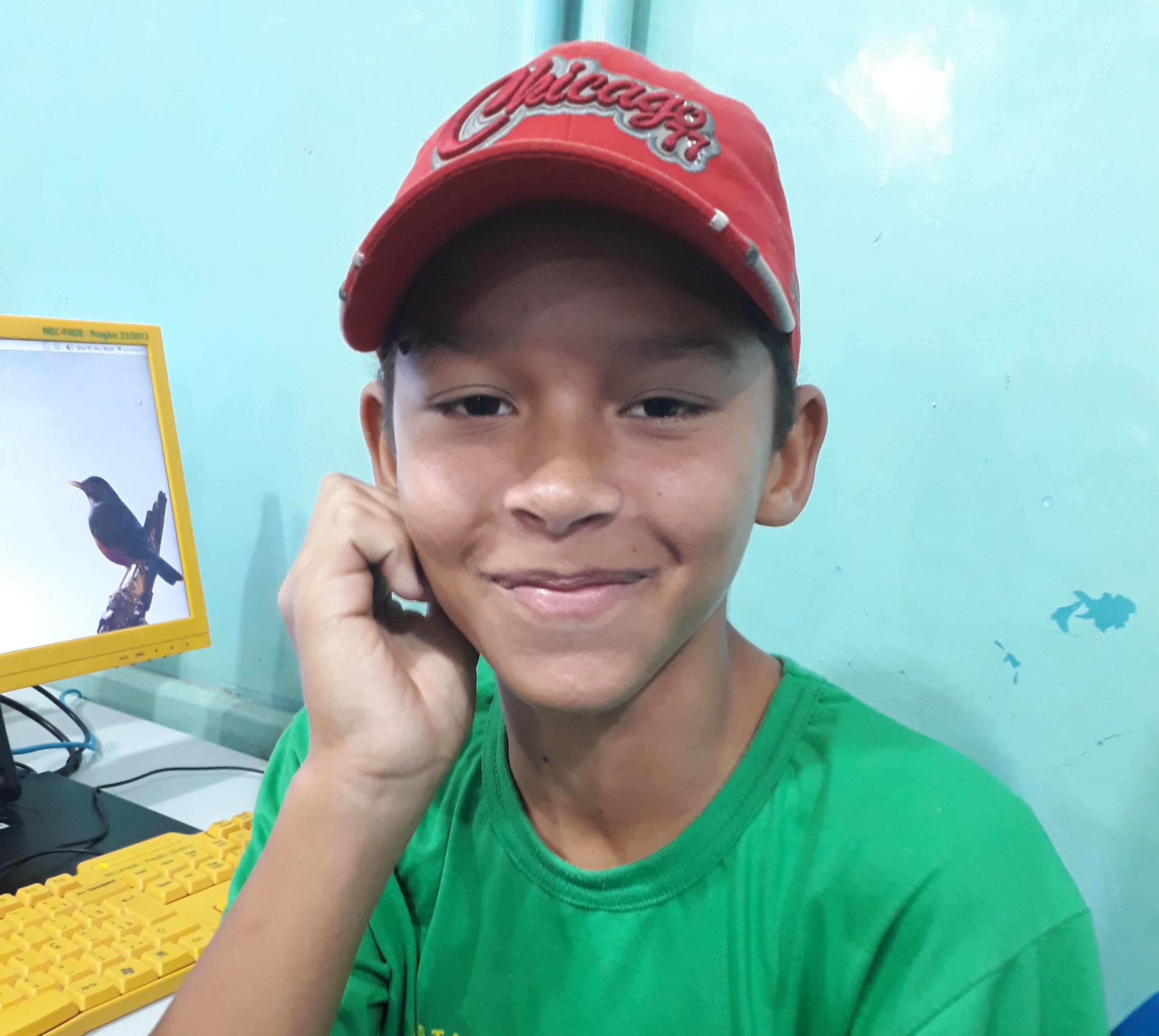 Sou cor parda tenho olhos castanhos nariz redondo e uso boné