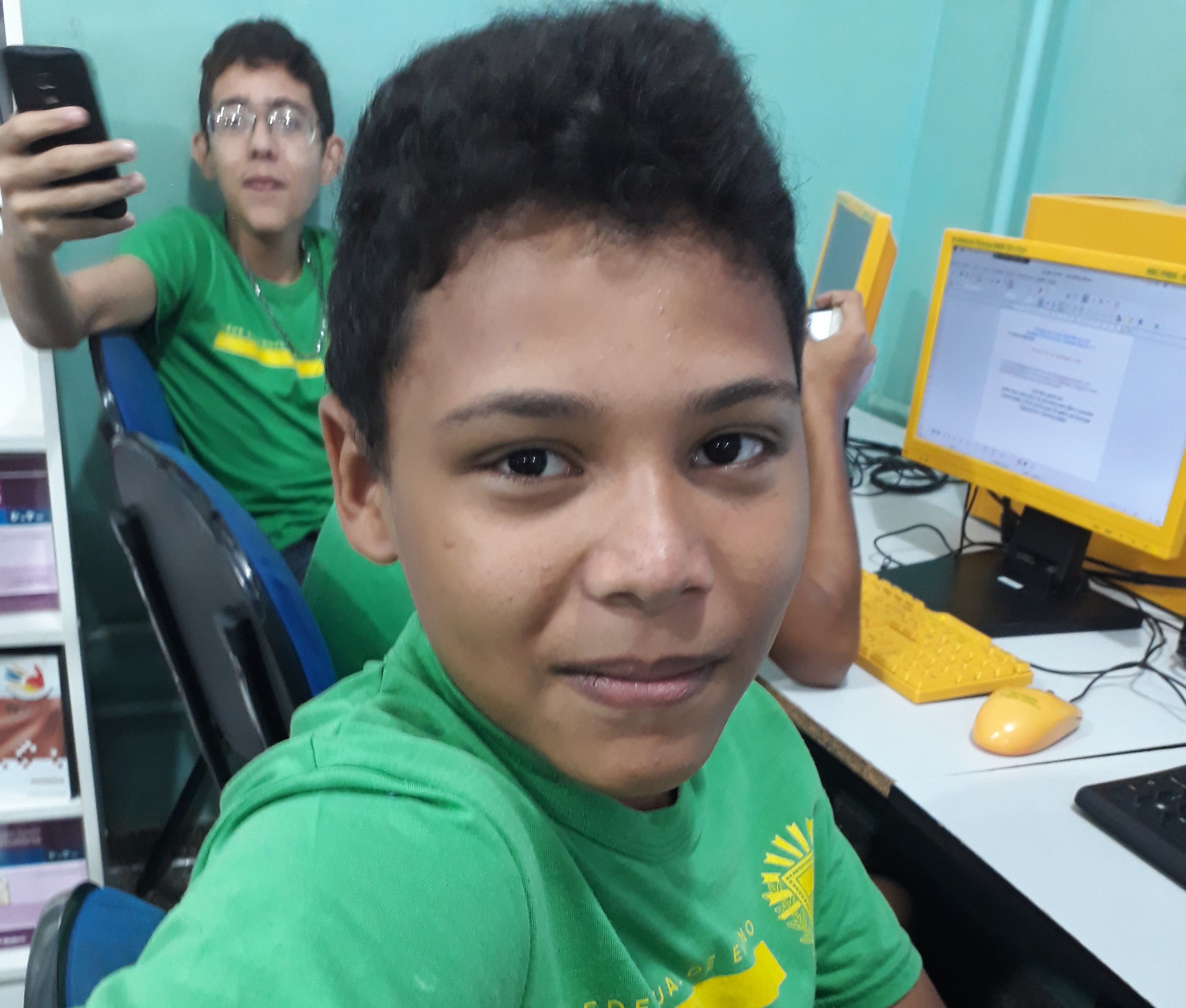 Sou muito timido e muito bagunceiro converso demais na sala