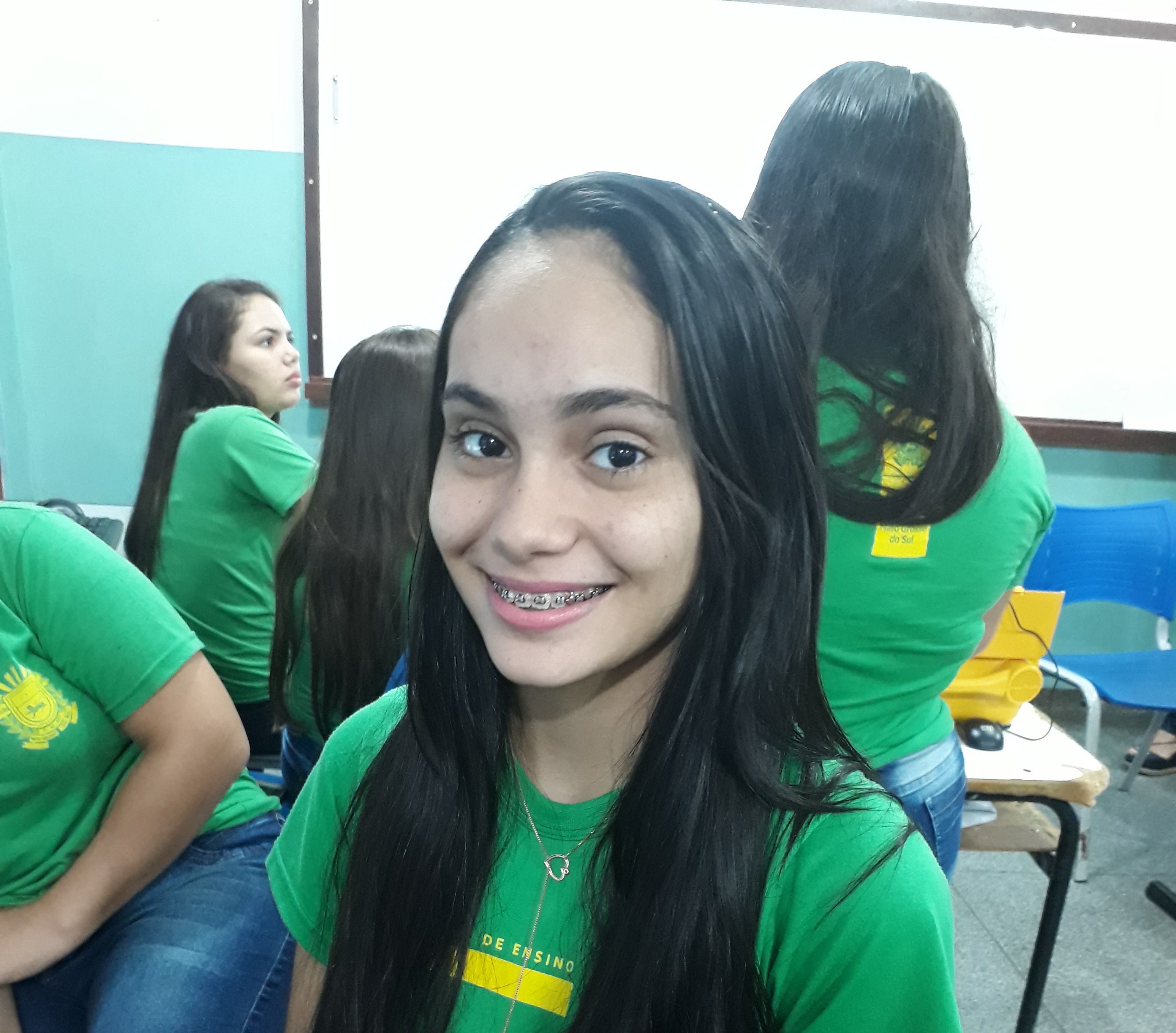 Minha altura é de 1,68.Sou menina.Sou magra.Meus cabelos são compridos e escuros.Meus olhos são pretos,me destaco pela risada estranha e ...