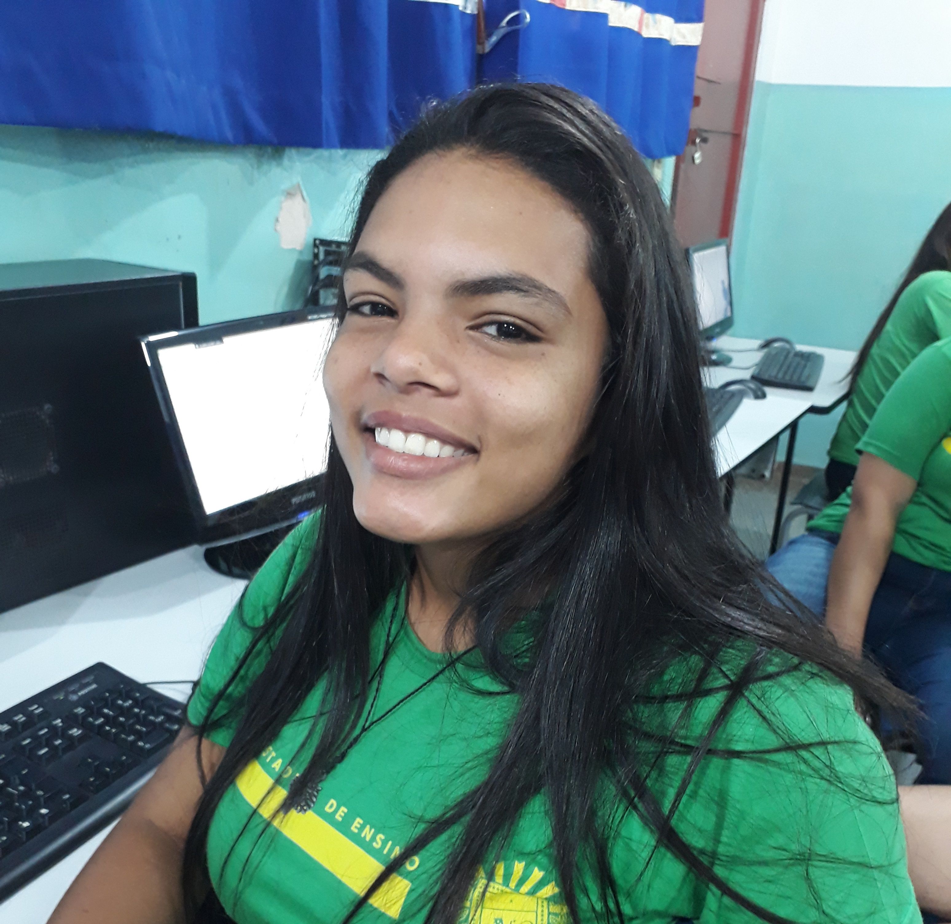 Sou uma menina baixa,tenho 1,57,cabelos longos meio doida minha risada e escandalosa e sou bem legal.Sou meio gordinha,sou durona por for...