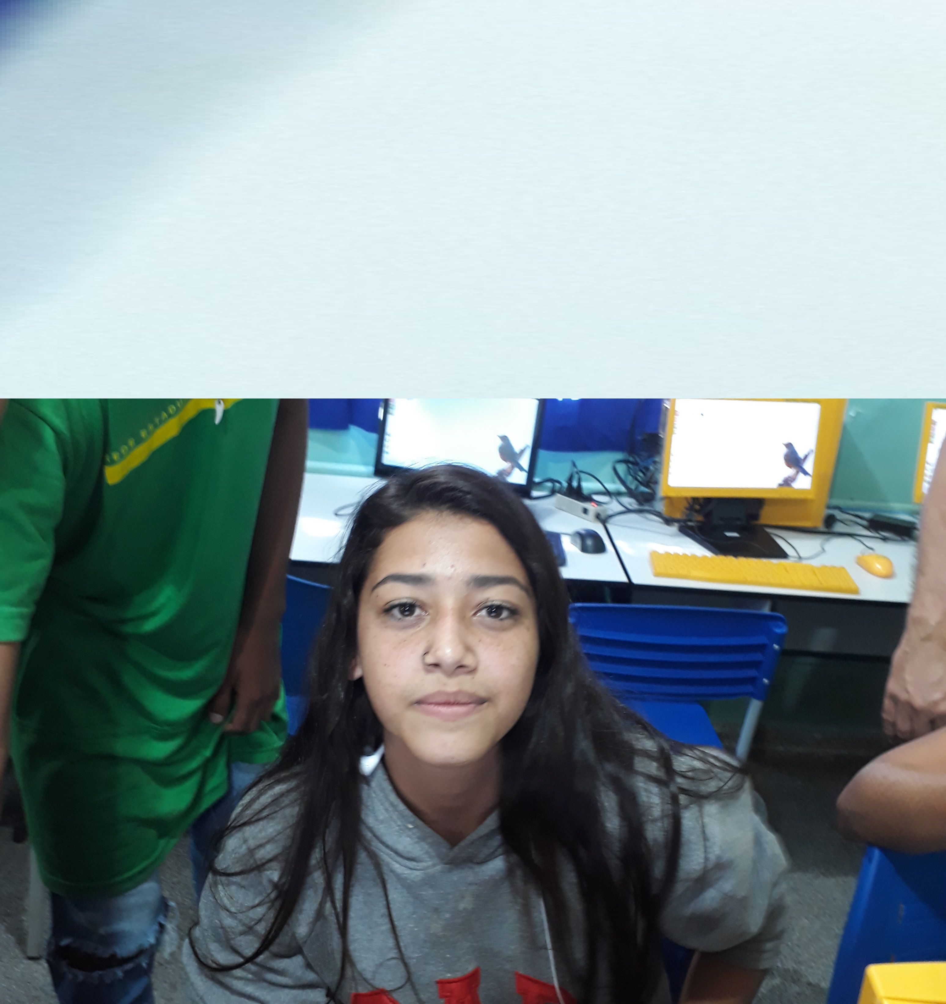Sou alta,tenho 13 anos cabelos ondulados,olhos castanhos,amo futebol falo alto e rápido,sou ignorante não tenho paciência e gosto de mate...