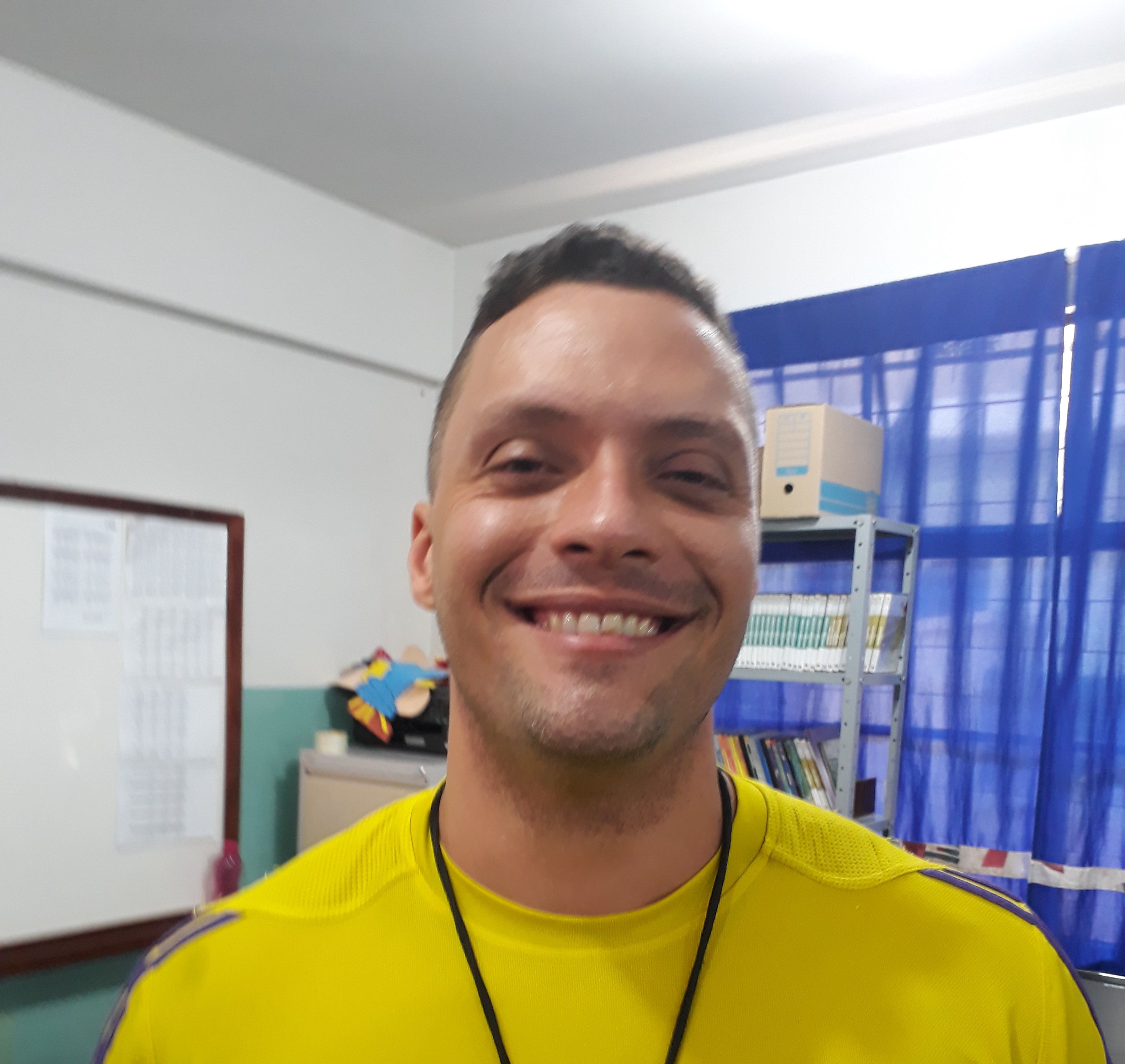 Sou alto, forte, bravo, cruel e do quieto .