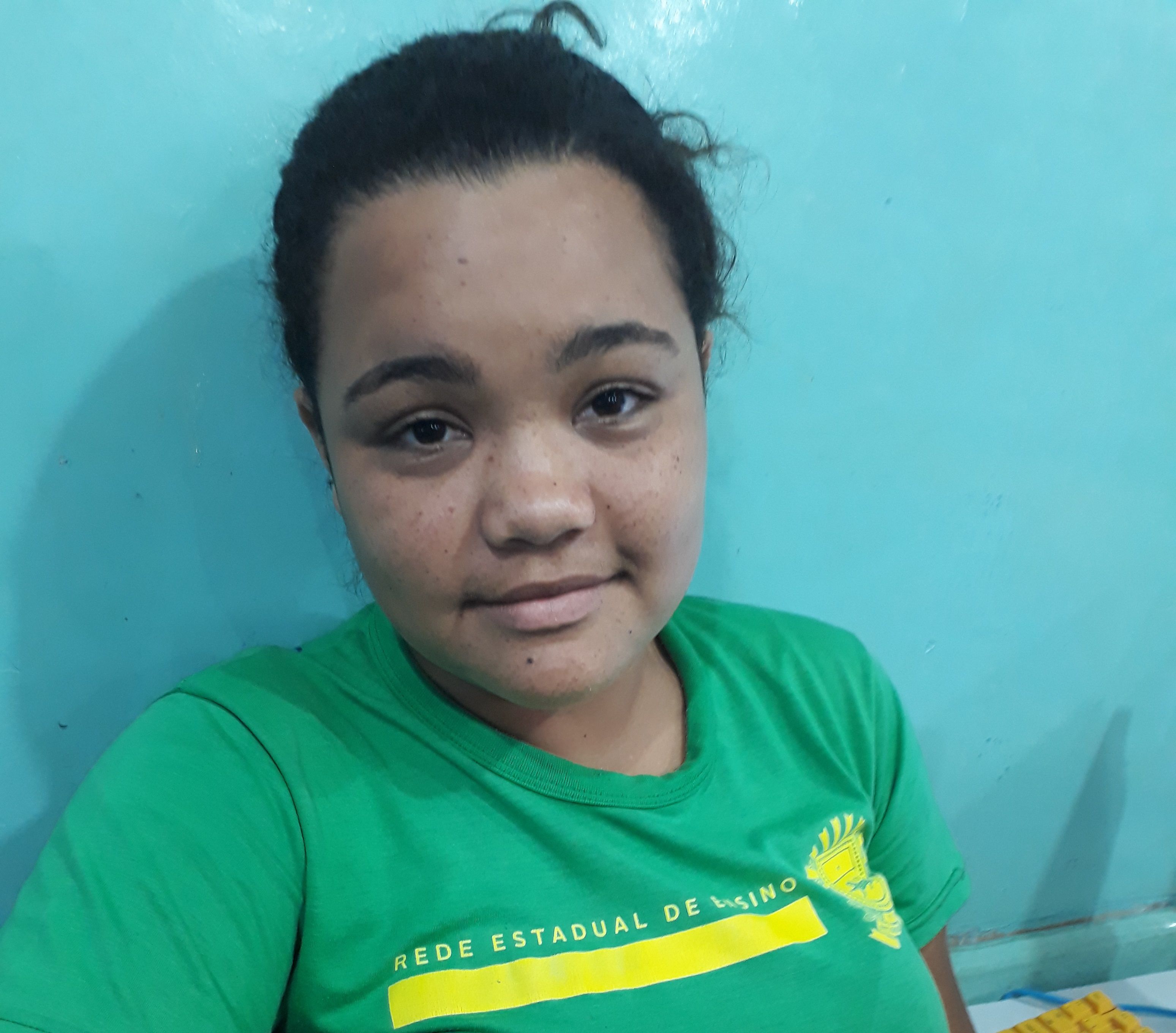 TENHO O CABELO CACHEADO. TENHO 15 ANOS, OLHOS CASTANHO, SOU BAIXINHA, EU SOU ANTI SOCIAL FALO SÓ COM DUAS PESSOAS NA SALA .