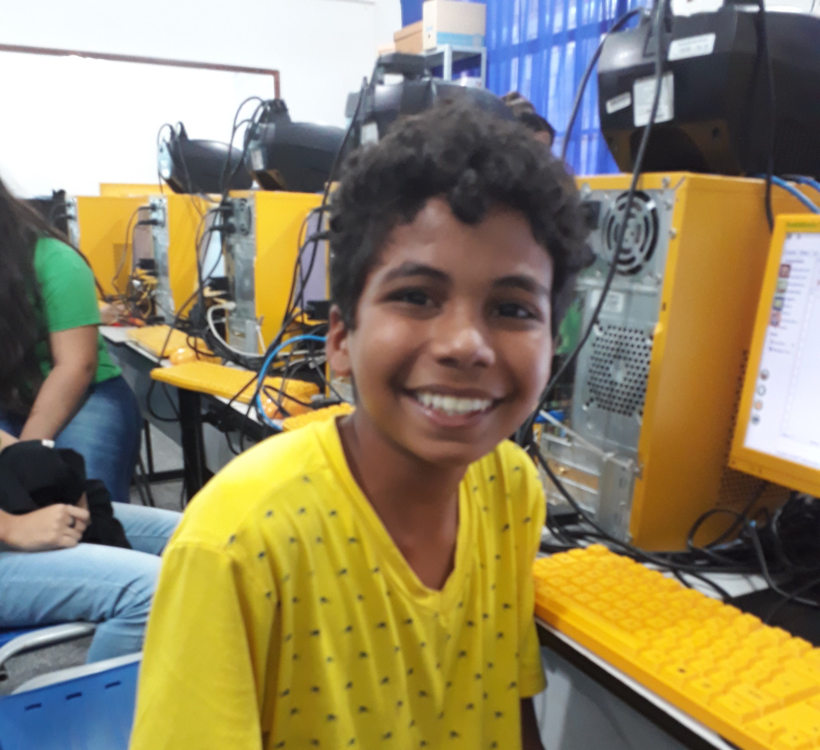 Tenho 14 anos , sou baixo , tenho cabelo preto,peso 37 kilos calço tamanho 36 gosto de jogar futebol .