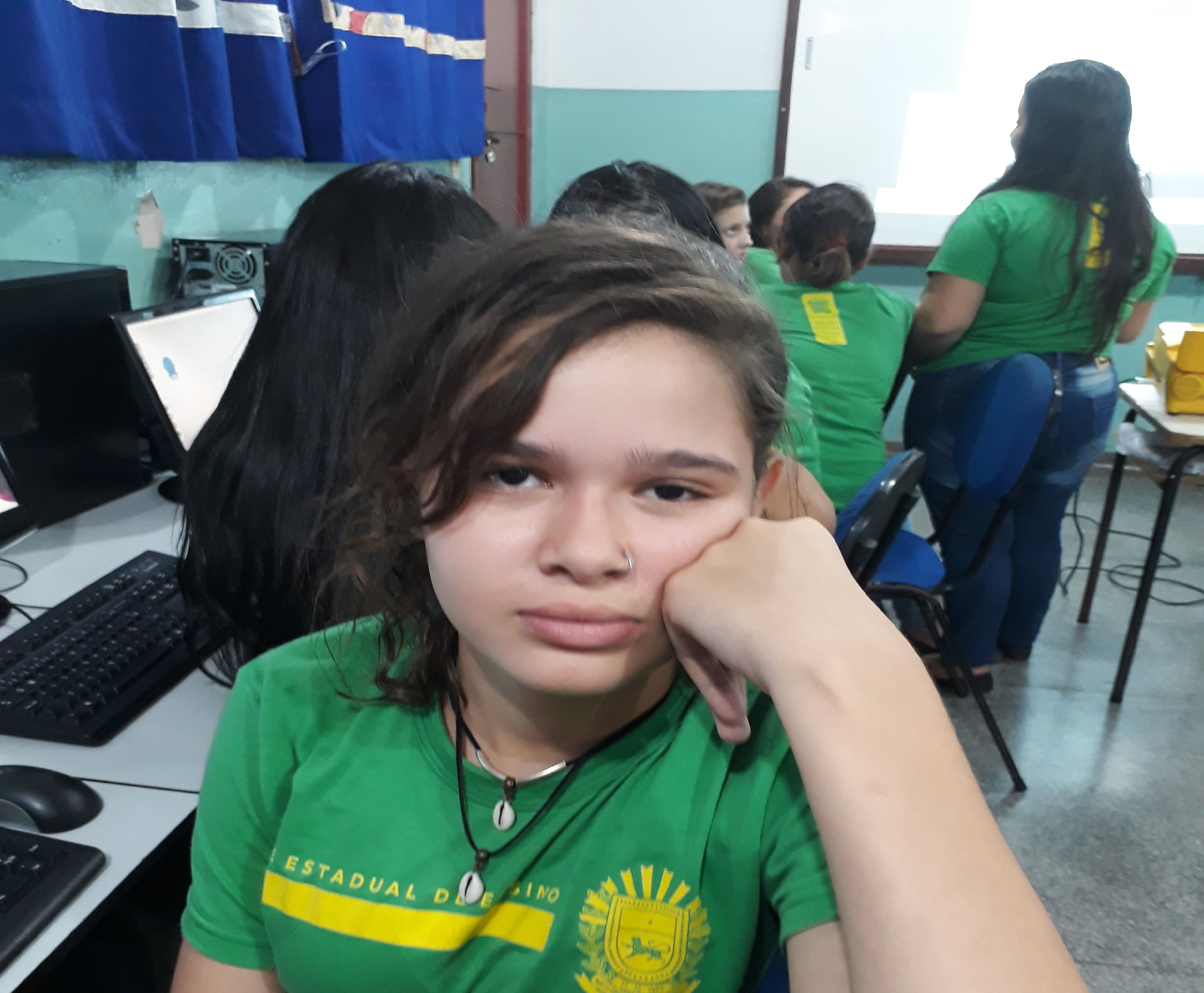 Sou alta,magrinha sou meia doida muito legal agitada demais não consigo ficar parada um segundo tenho 13 anos e tenho os cabelos curtos e...