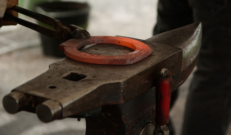 YUNQUE Bloque de hierro donde se trabajan los metales al rojo vivo golpeándolos con un martillo.
