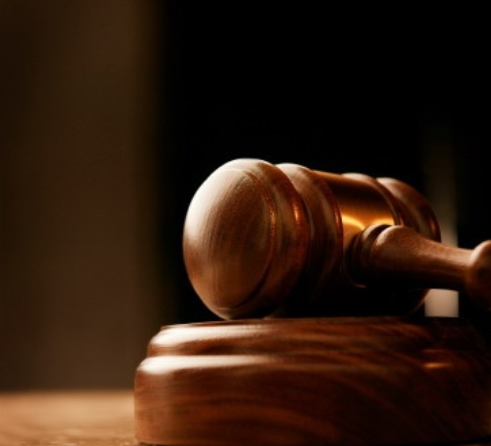 INDIQUE CUAL ES LA DIFERENCIA ENTRE LEY Y LEGALISMO.