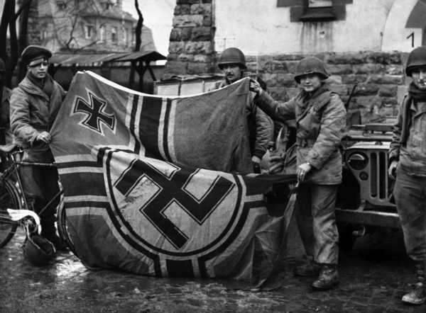 CAPTURA DE LA BANDERA DE LOS ALEMANES