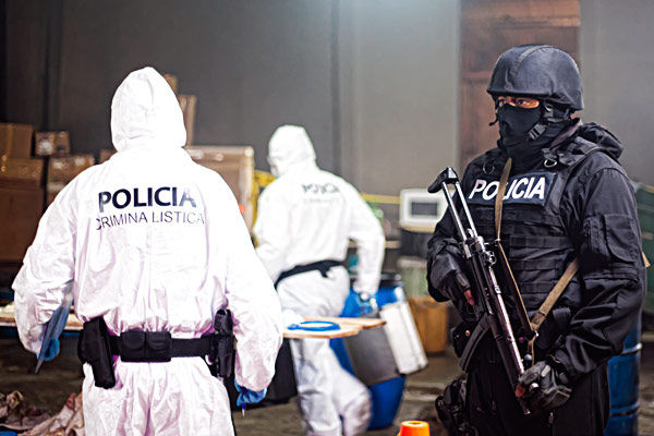 QUIENES SOMOS Y LOS DIFERENTES CARACTERES DE LA POLICÍA NACIONAL