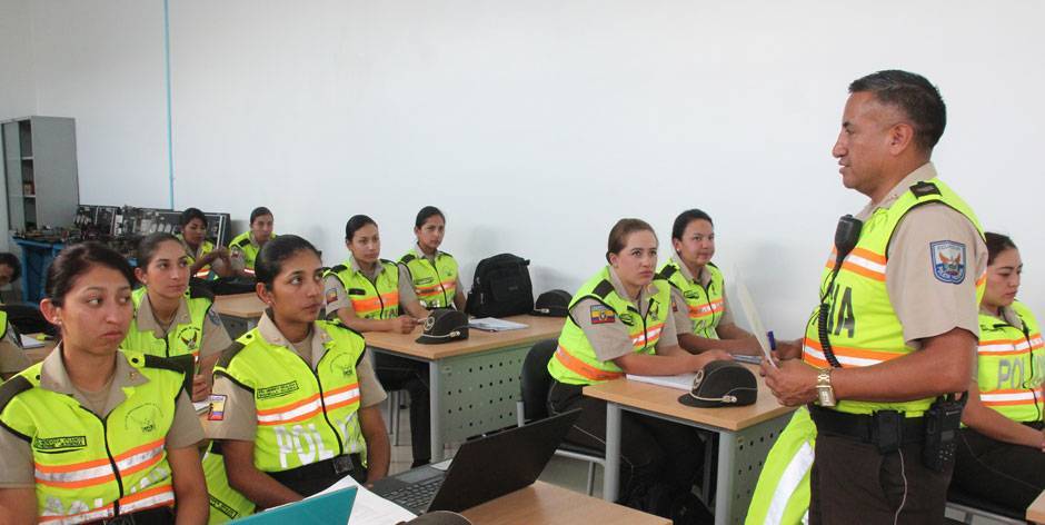 QUIENES SOMOS Y LOS DIFERENTES CARACTERES DE LA POLICÍA NACIONAL