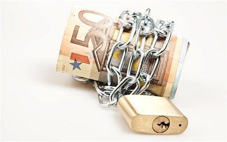 Controlar la cantidad de dinero en circulación en la economía