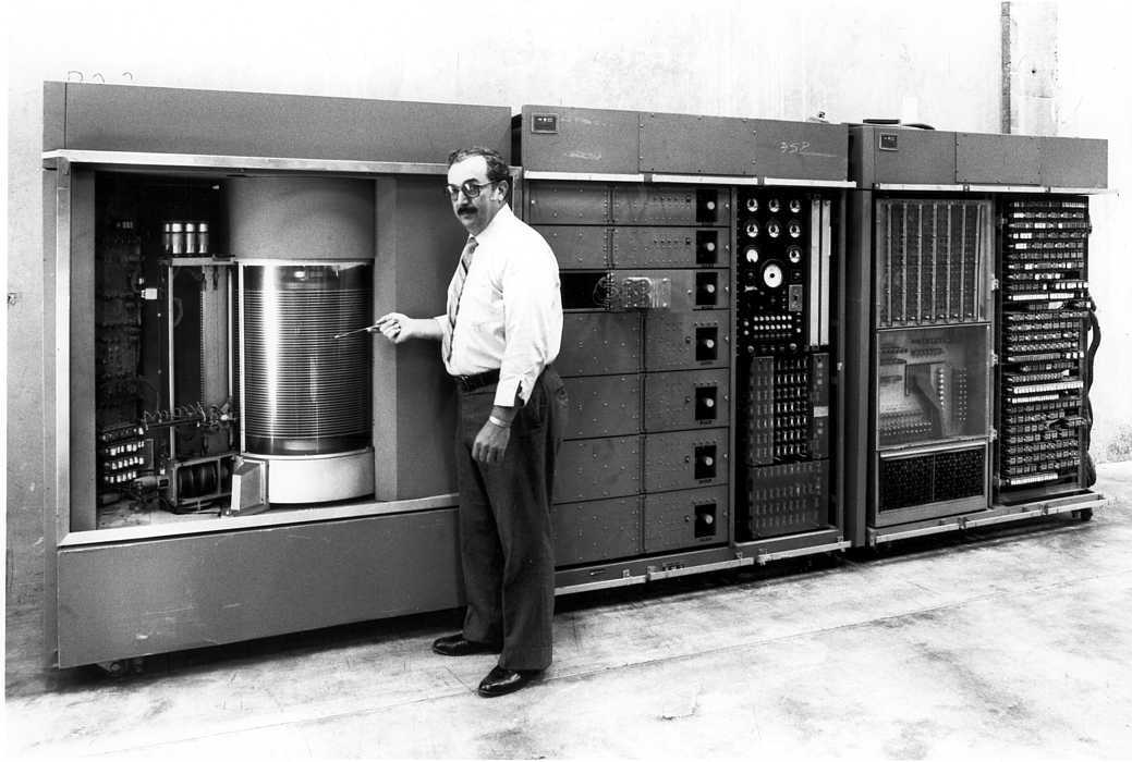 RAMAC, 1er disco duro CREADO POR IBM, ALMACENABA 5MB. (IBM 305 RAMAC).
