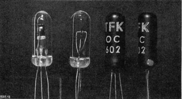TRANSISTOR, sustituye a la válvula de vacío, componente electrónico, permite dejar pasar o no a la corriente, permitió que los ordenadore...