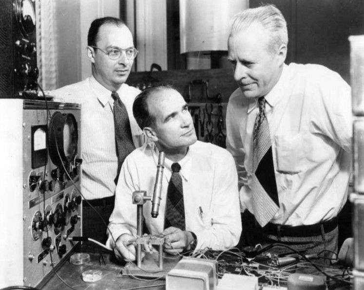 SEGUNDA GENERACIÓN 1958 el tubo de vacío por el TRANSISTOR (componente electrónico, permite o no dejar pasar la electricidad, ordenadores...