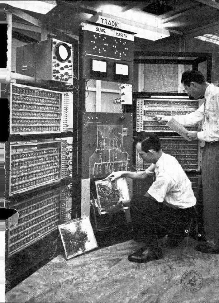 TRANSISTOR DIGITAL COMPUTER ( TRADIC ) PRIMER ORDENADOR DE 2º GENERACIÓN 20 VECES MÁS RÁPIDO