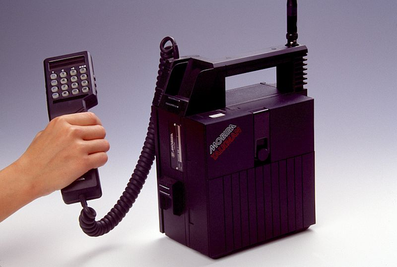 PRIMER SISTEMA DE TELEFONÍA MÓVIL, LABORATORIOS BELL.