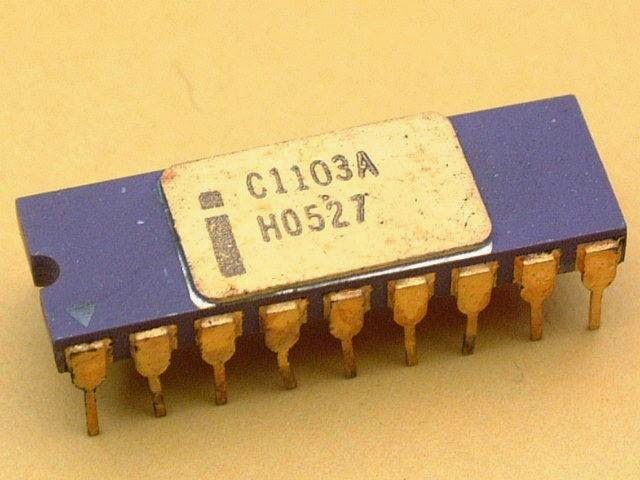 MEMORIA RAM (1970), SE LE LLAMÓ 1103, CAPACIDAD DE 1024 BITS (1 KBIT), ALMACENA LAS INSTRUCCIONES Y LOS DATOS QUE EJECUTA EL PROCESADOR.