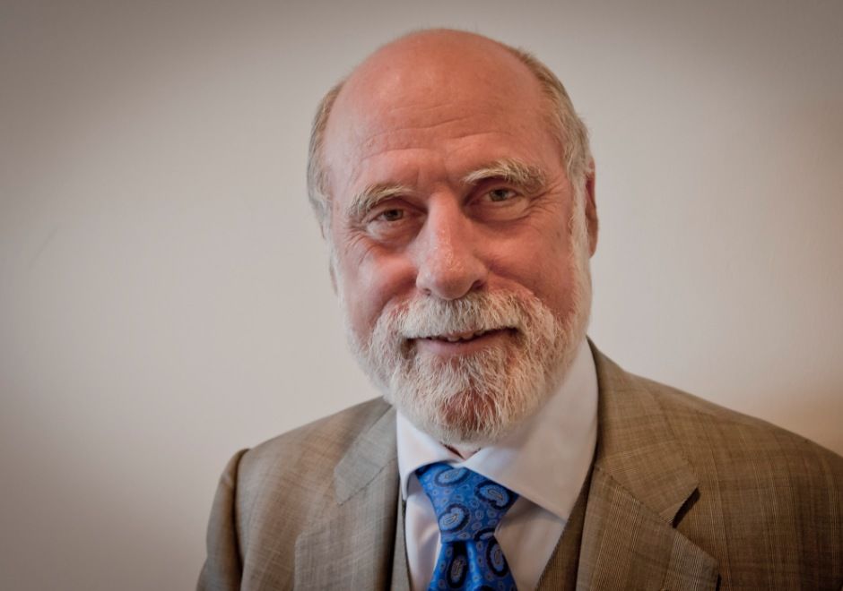 Desarrollo del protocolo TCP/IP. (protocolo de control de transmisión/protocolo internet). VINTON CERF.