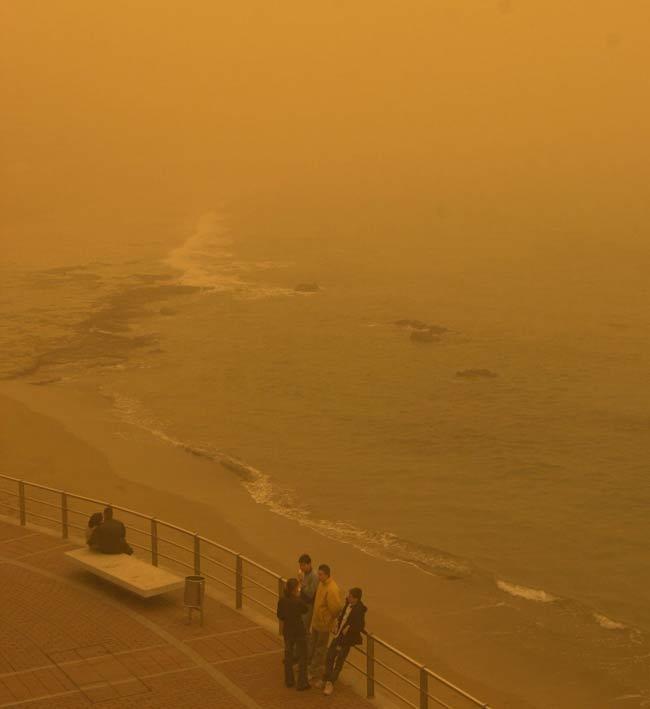 Niebla plomiza con partículas de polvo en suspensión que se produce en verano en las tierras que rodean al mar Mediterráneo.