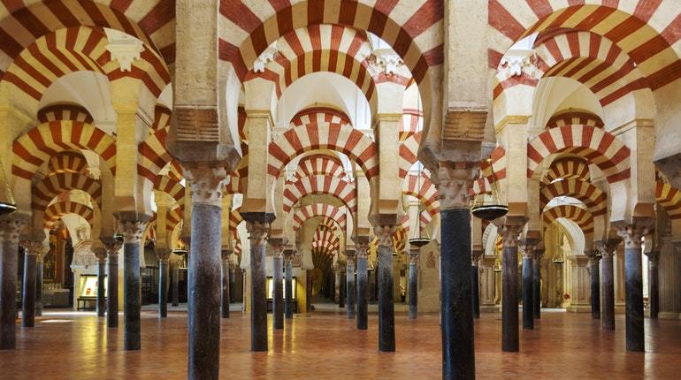 Arquitectura Islámica: Arco de herradura con dovelas Columnas monolíticas Uso del ladrillo y la yesería Decoración floral Mezquitas (plat...