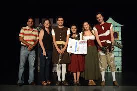 El teatro es la rama de las artes escénicas relacionada con la actuación, que representa historias actuadas frente a los espectadores.