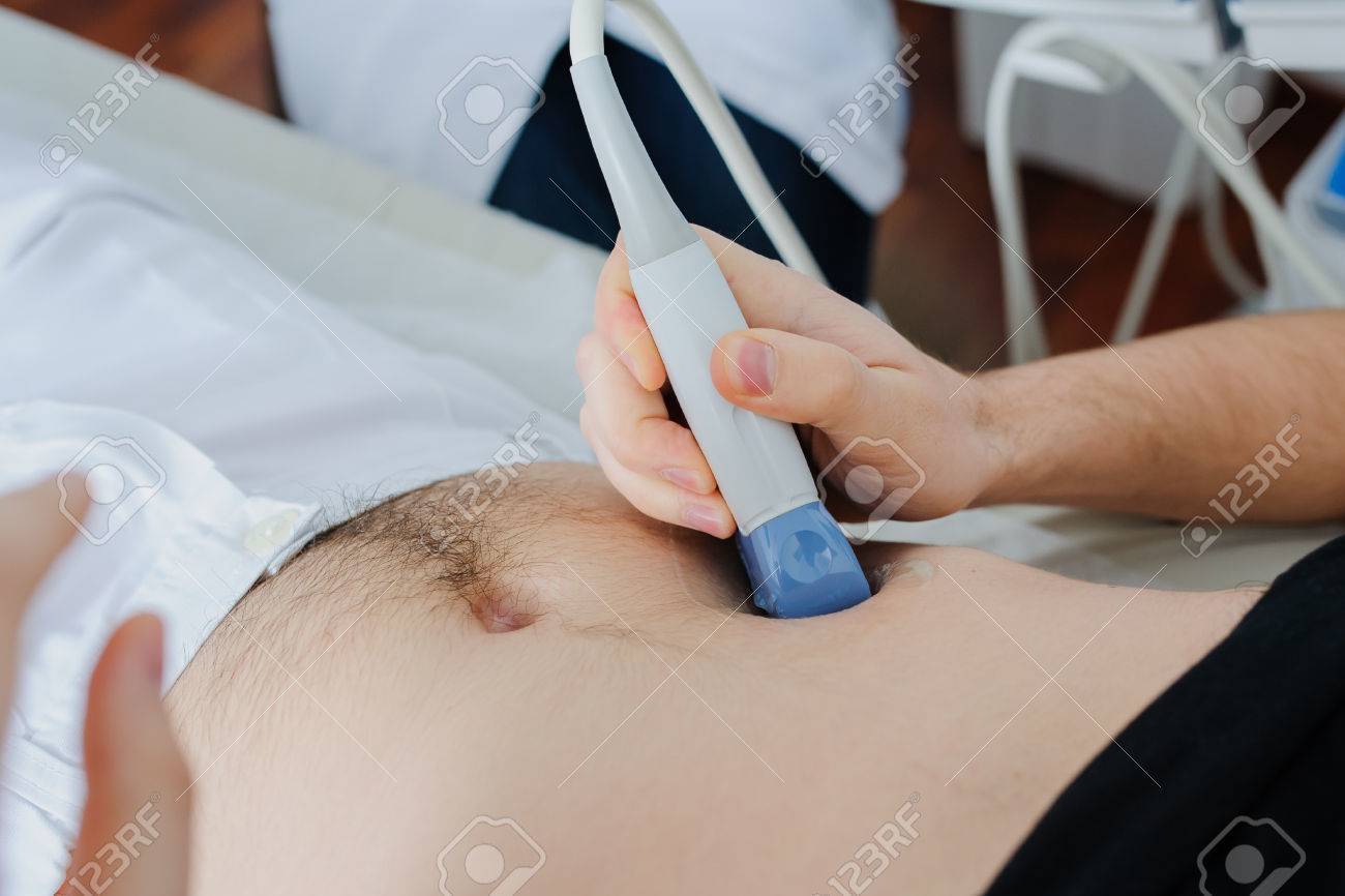 Uso de alcohol y dolor abdominal en un hombre de 49 años