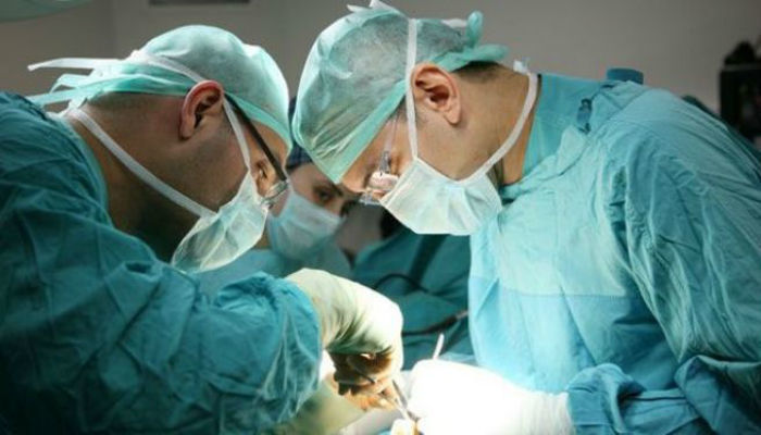 Uso de alcohol y dolor abdominal en un hombre de 49 años
