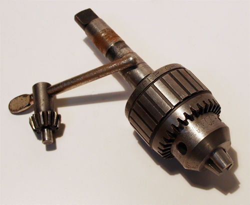 Broquero con llave: Este no es una herramienta propiamente dicha sino un dispositivo de sujeción indispensable en todos los taladros para...