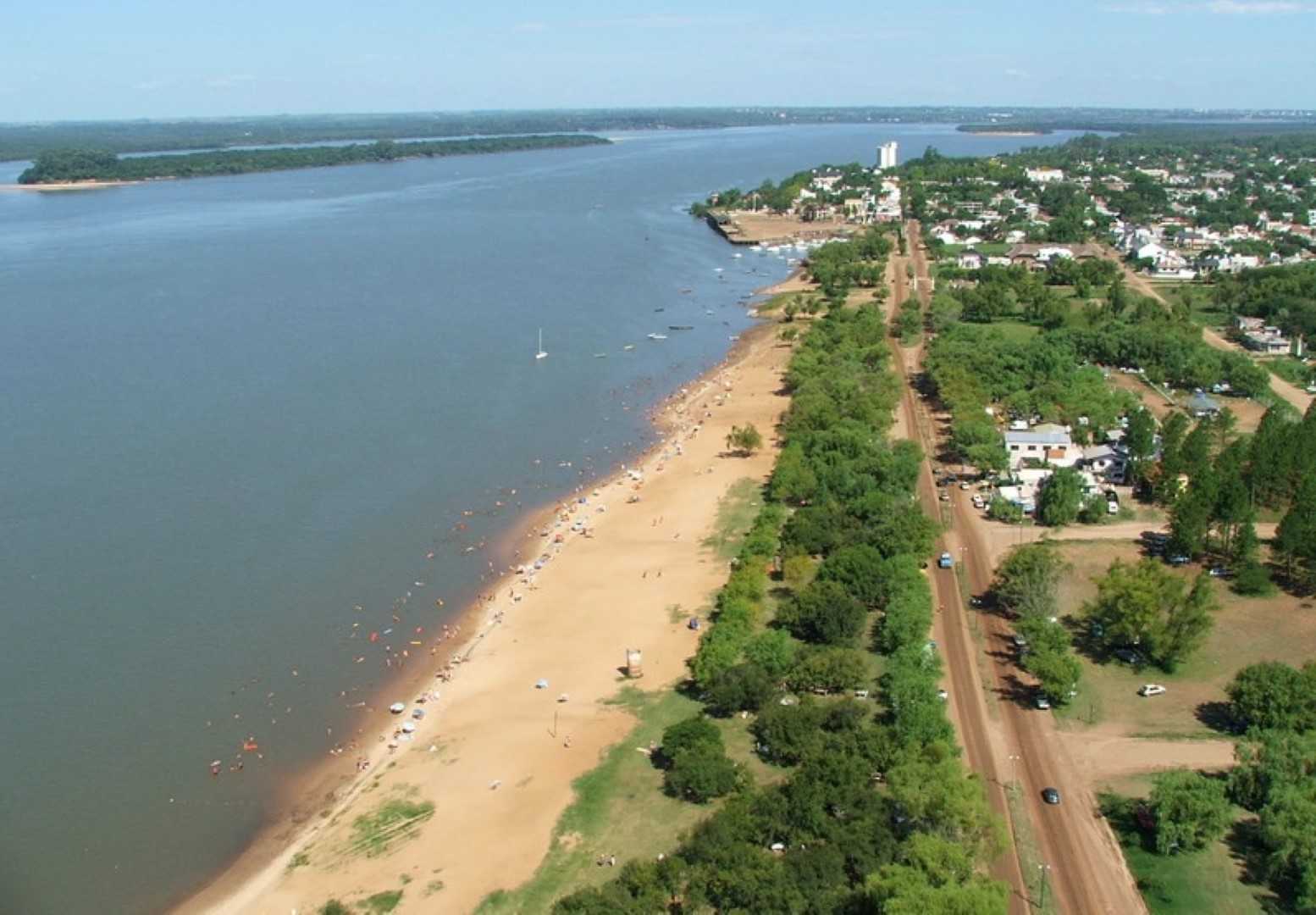 El Paraná, "Pariente del mar" por el oeste y al sur