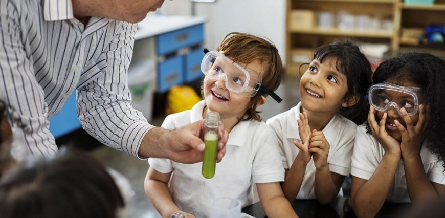 La educación escolarizada frente a la educación en sentido amplio.